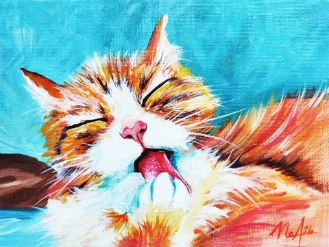Un gato blanco y naranja se acicala con los ojos entrecerrados, en un retrato lleno de color.